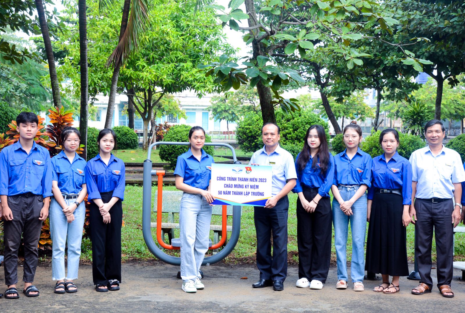 Đoàn trường trao tặng công trình thanh niên chào mừng kỷ niệm 50 năm thành lập Trường (1973-2023)