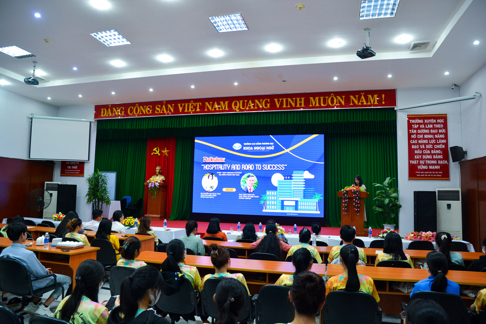 Sinh viên ngành Tiếng Anh thương mại tham gia talkshow “Hospitality And Road to Success”