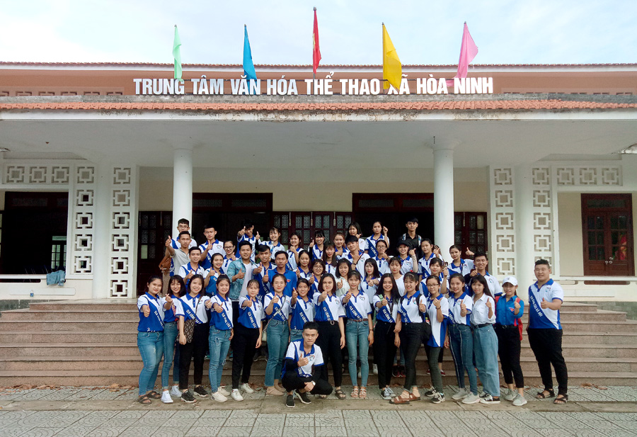 Tặng quà Tết Trung thu cho trẻ em hoàn cảnh khó khăn xã Hòa Ninh